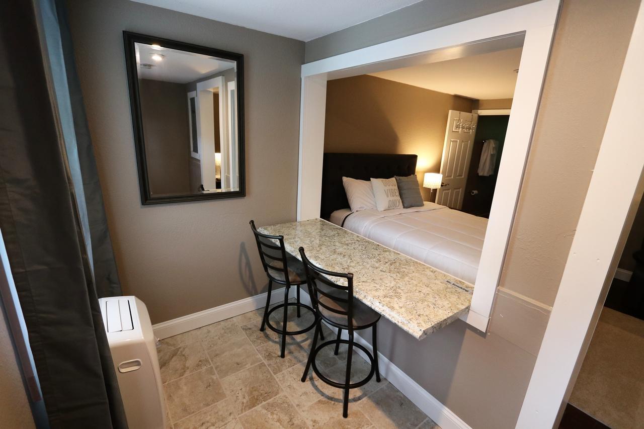 Brimley Motel Suites ภายนอก รูปภาพ